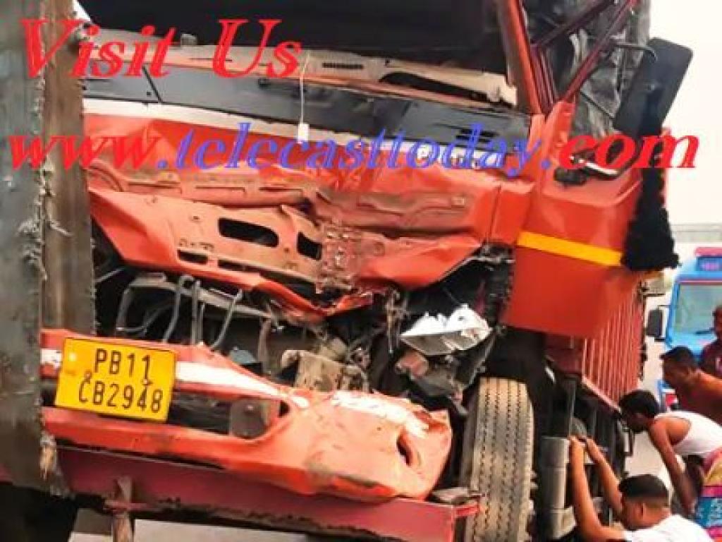 उत्तर प्रदेश में कानपुर के उत्तरीपुरा क्षेत्र के पास कानपुर-अलीगढ़ राजमार्ग पर शनिवार को एक तेज रफ्तार लॉरी ने खड़े ट्रैक्टर ट्रॉली को टक्कर एक की मौत, 4 घायल